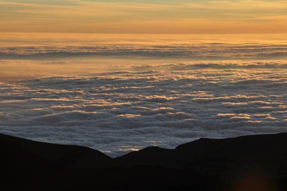 Os últimos minutos de luz do sol no topo da maior montanha do Hawaii, o Mauna Kea, na Big island